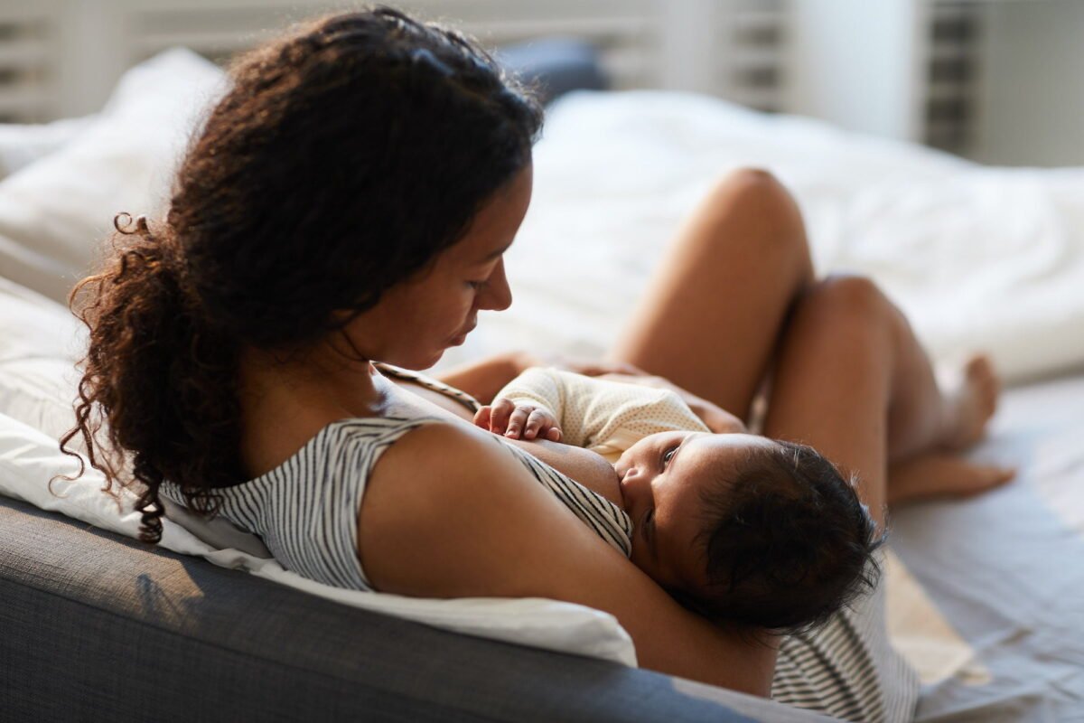 Mère nourrissant son enfant au sein