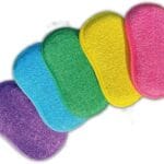 Éponge bleue avec couche abrasive, parfaite pour ceux qui recherchent un design ergonomique et une excellente mousse. Cette merveille antibactérienne durable s'intègre parfaitement dans n'importe quelle routine. Dans le décor d'une pièce floue se cache la promesse d'éponges réutilisables qui embelliront vos moments quotidiens.